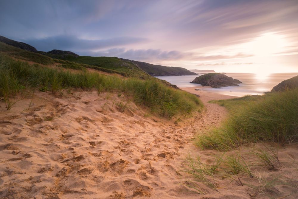 Dune di sabbia a Murder Hole Beach al tramonto