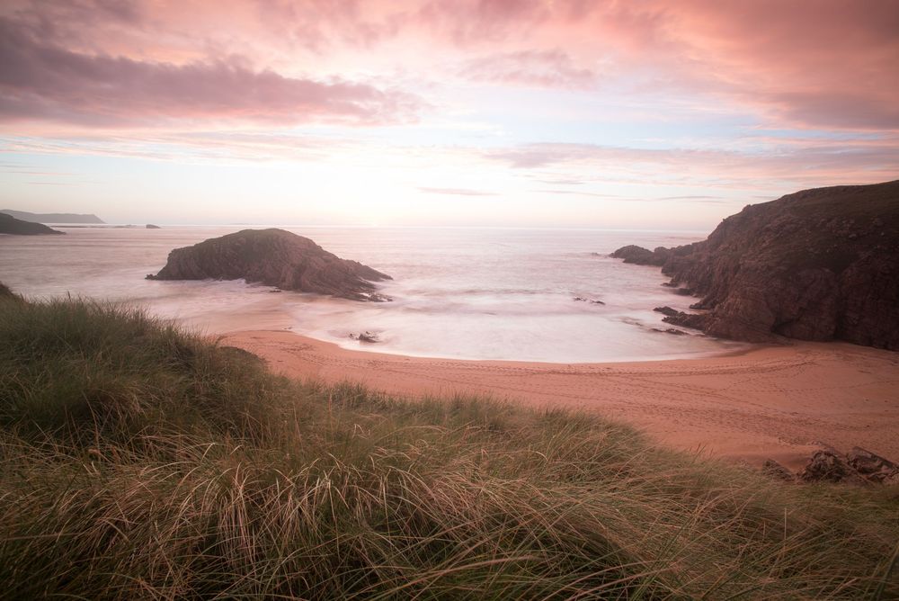Murder Hole Beach con cielo rosa a lunga esposizione