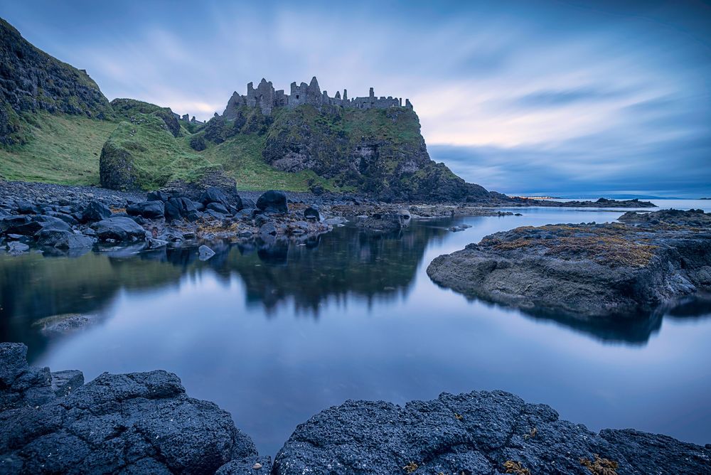 Rovine del castello di Dunluce a picco sulla scogliera in Irlanda del Nord