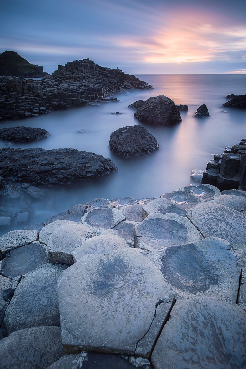 Colonne di basalto della Giant's Causeway inquadratura verticale