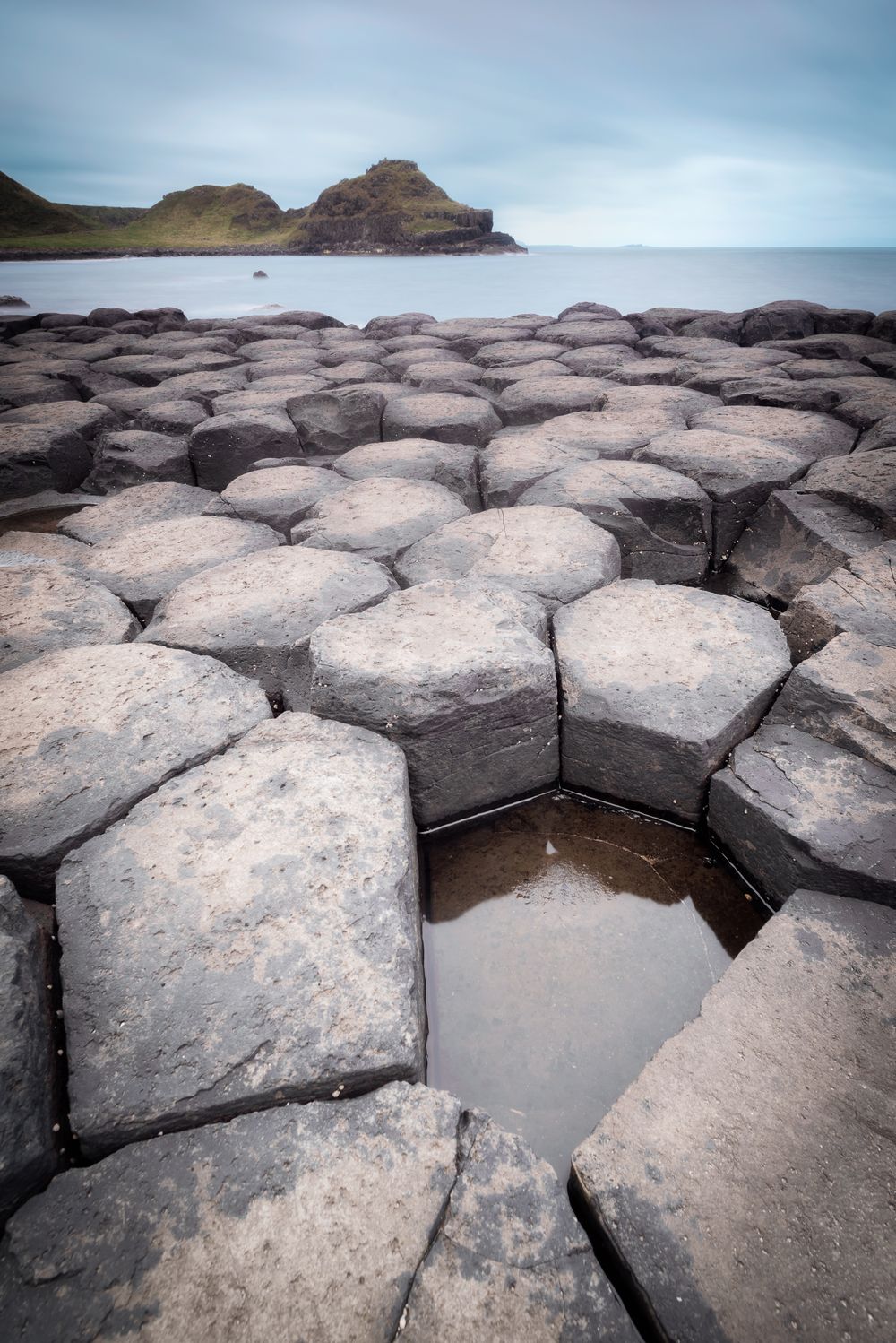 Pozza d'acqua tra le colonne di basalto alla Giant's Causeway