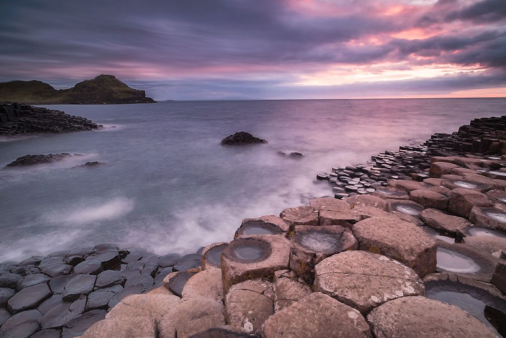 Scogliera della Giant's Causeway con sfumature di tramonto viola