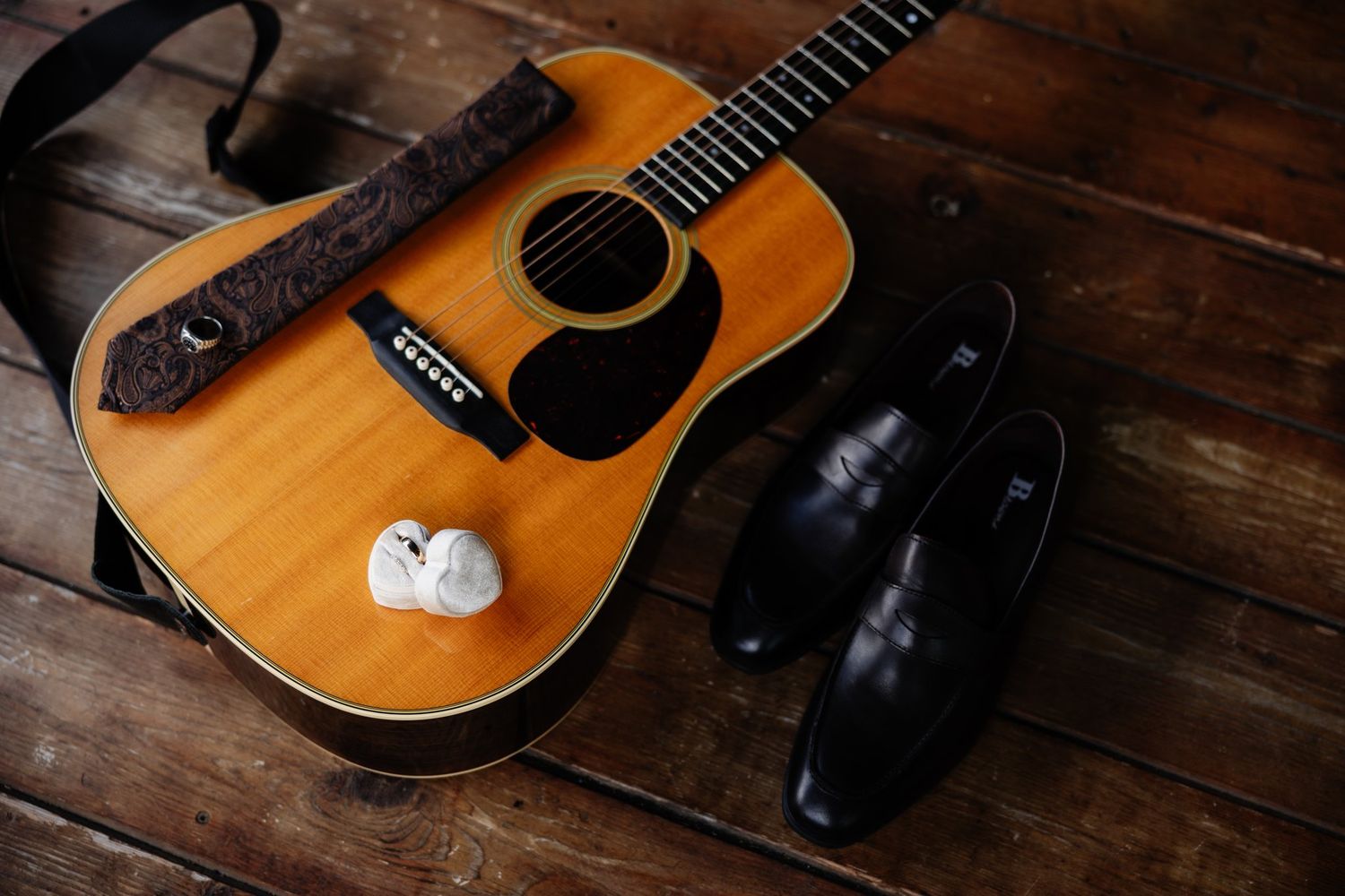 Groom's guitar and wedding details at Azuridge