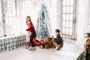 Affordable Knoxville Christmas Mini Session Photography at The Holmstead Studio with Nina Thomas Photography.