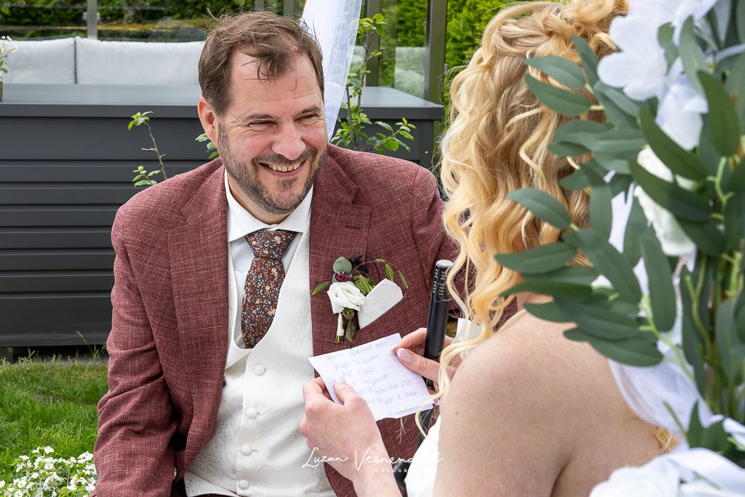 Madelief leest met haar kladje in haar handen haar geloftes voor aan Vincent tijdens de ceremonie