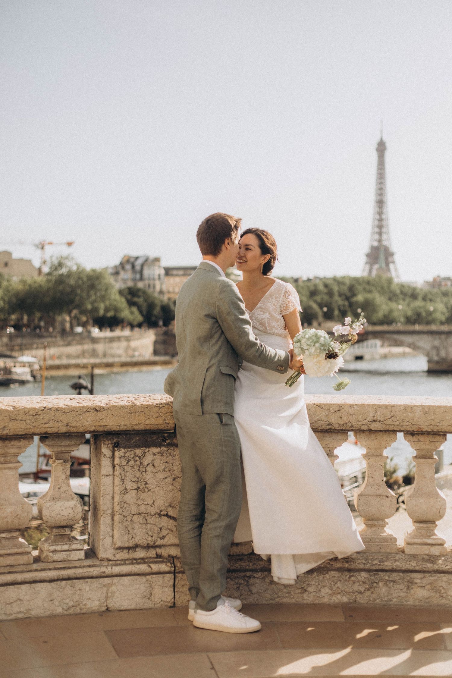 Wedding photoshoot at Pont Alexandre III Paris - Léa Charra