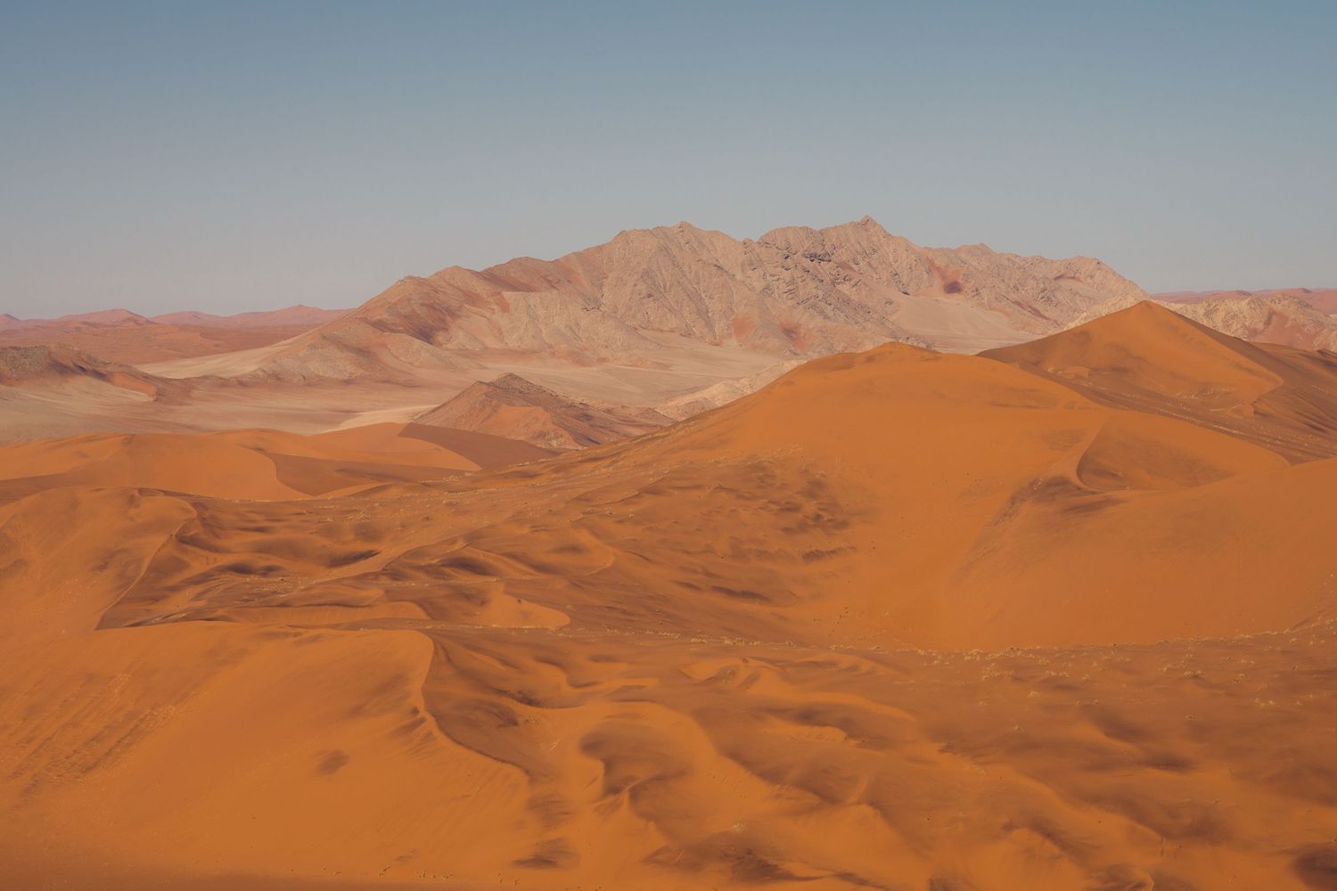 dunes de sable de sossusvlei avec les montagnes du namib en arrière-plan