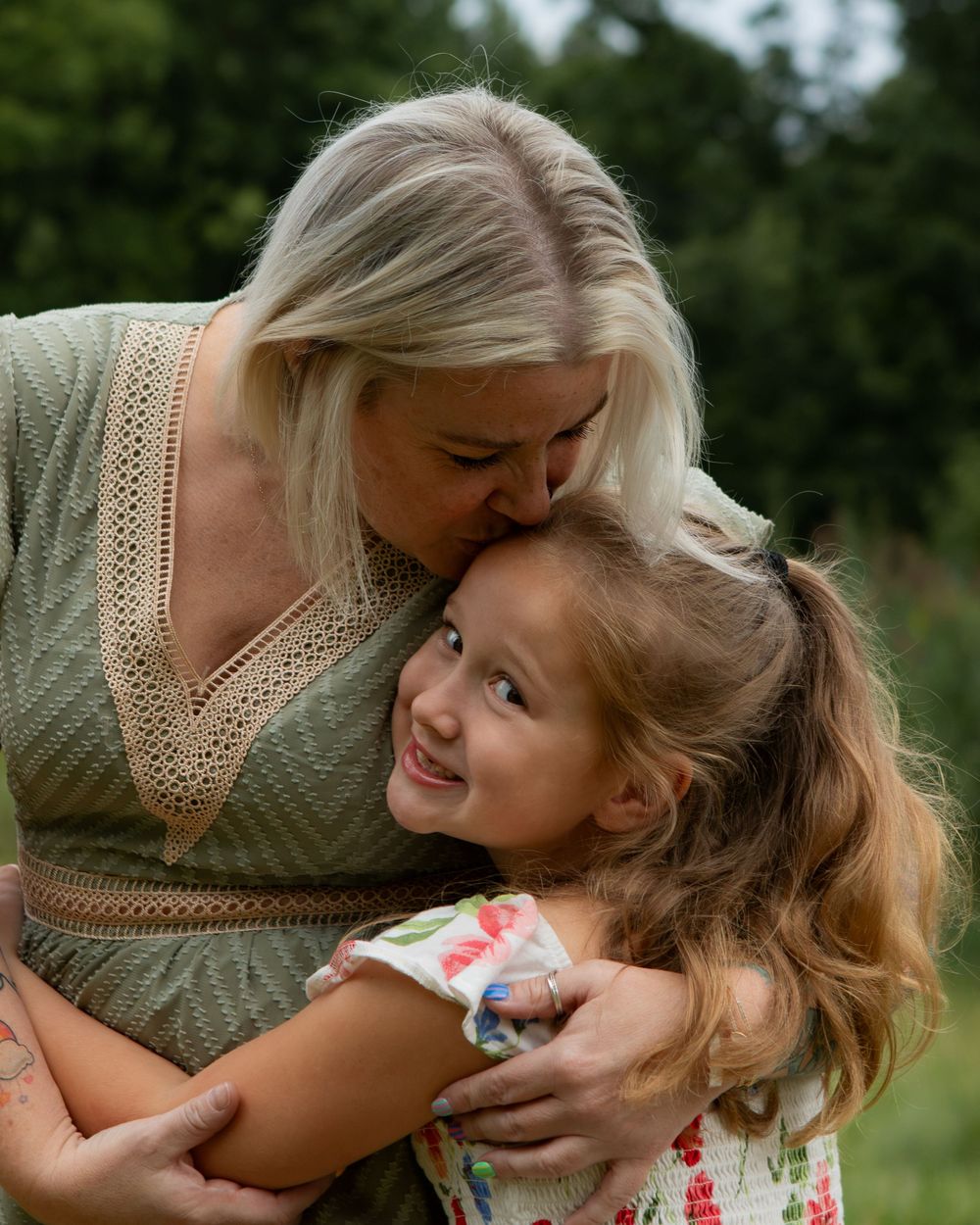 Mom kisses daughter on forehead in strongsville.