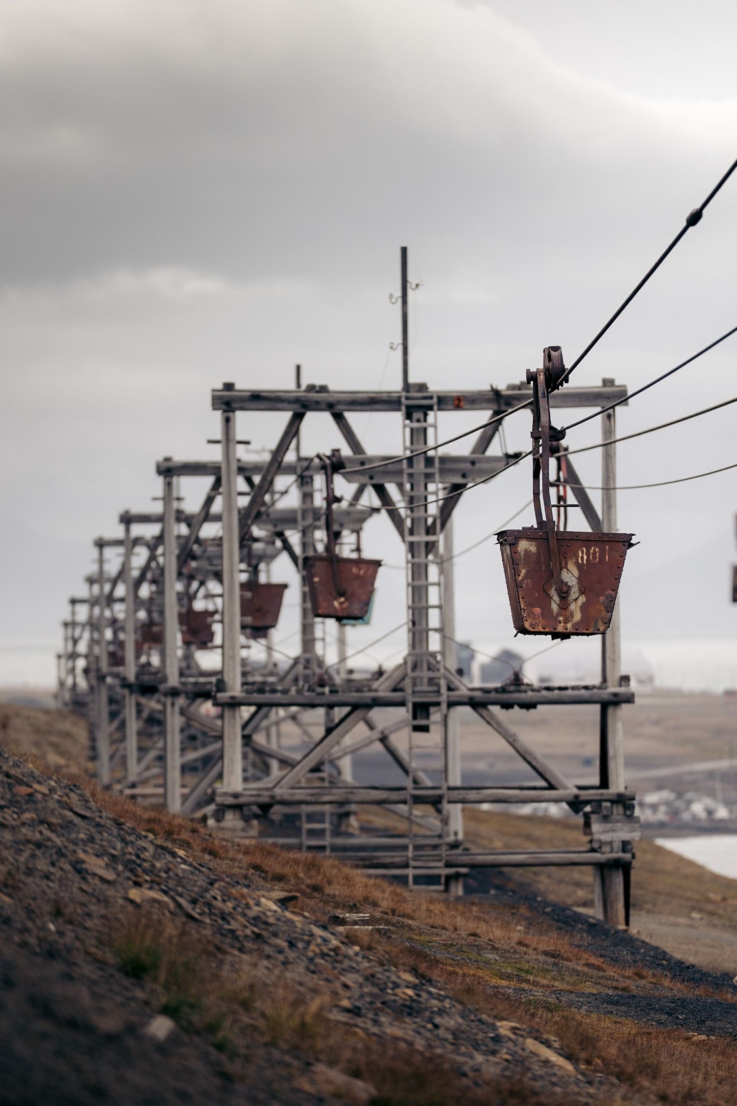 transport par cable de charbon, installations rouillées datant de l'exploitation minière à longyearbyen