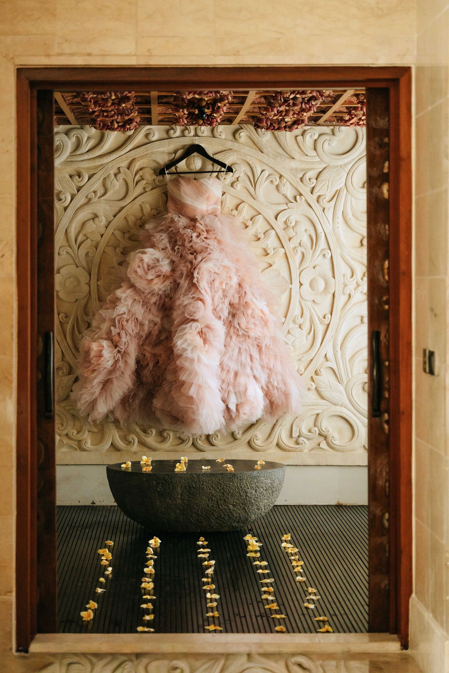 峇里島 AYANA 海外婚禮攝影,由PeipeiPeony Studio韶曜工作室統籌婚禮企劃,渴望影像 Derek、Rebecca、Eric 共同拍攝。從 Rock Bar、高爾夫球場類婚紗,到夕陽戶外證婚、晚宴、冷煙火與歡樂派對,完整呈現高級、優雅又充滿美式氛圍的 party