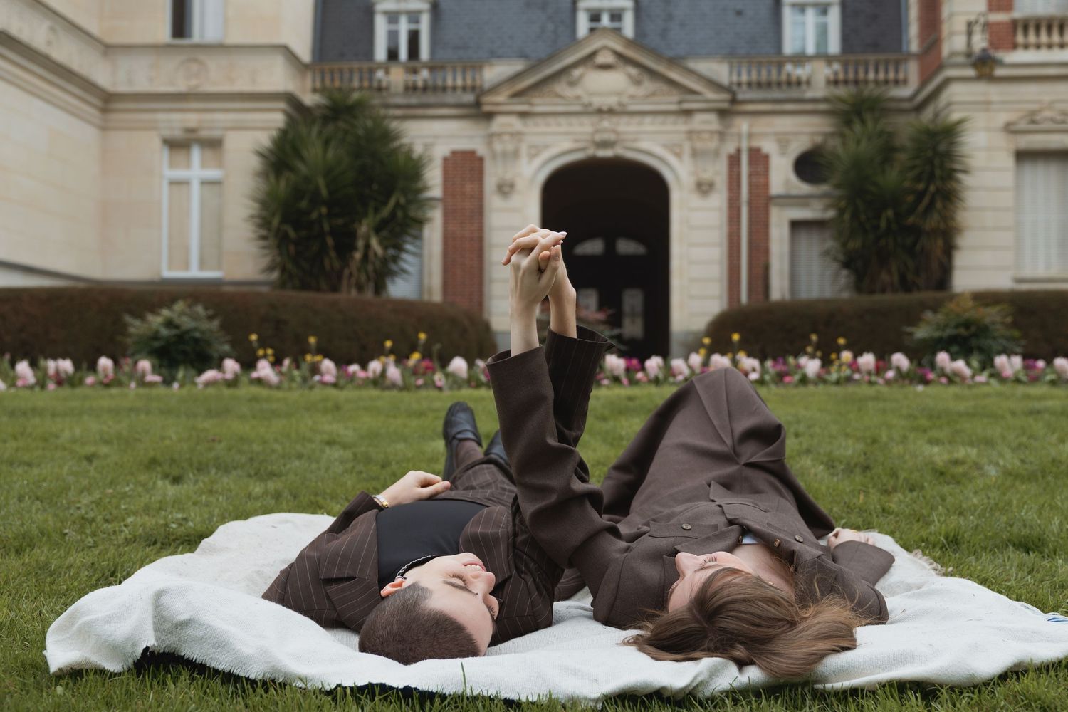 Séance photo couple de femmes dans un parc de Rennes