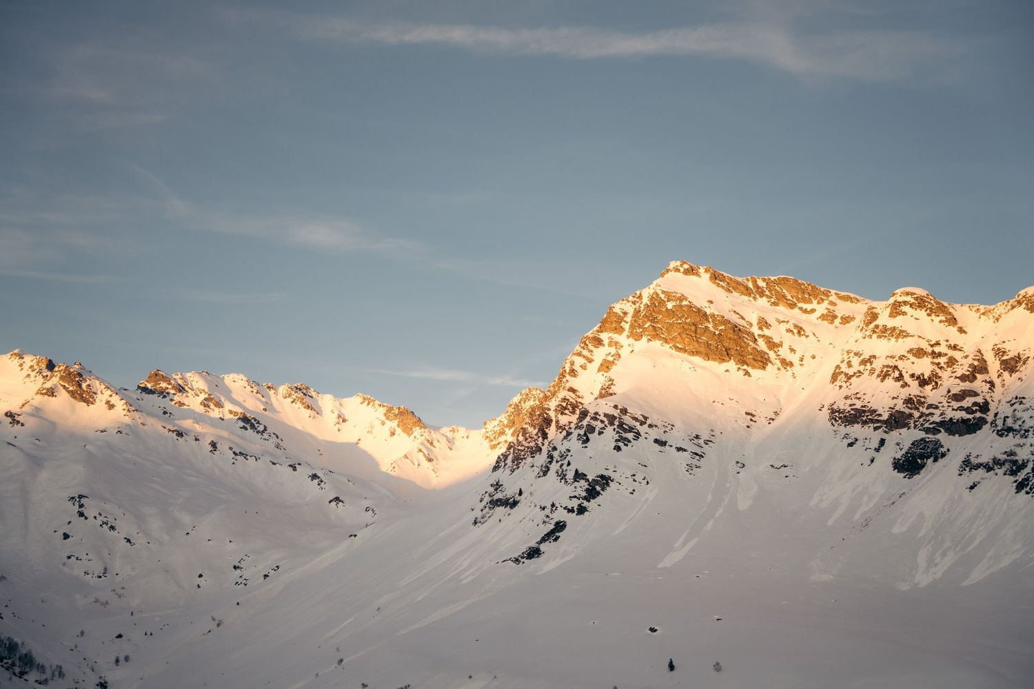 coucher de soleil sur les sommets enneigés de la station de ski de la rosière