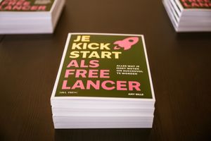 Boek Je kickstart als freelancer van Amy Gille op tafel, vastgelegd tijdens een B2B reportage door Bart Boodts Photography.
