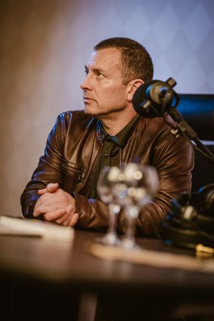 Dan Karaty in Studio Podio tijdens podcastopname, vastgelegd in een B2B reportage door Bart Boodts Photography.