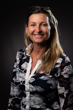 Studio portret van een vrouw in kleur voor professioneel gebruik