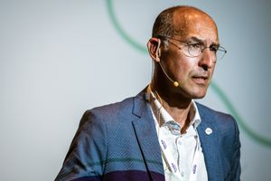 CEO Liantis met een professionele uitstraling, voorzien van een headsetmicrofoon en Liantis-lanyard