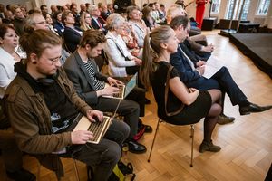 toeschouwers en journalisten tijdens de speech van de minister op een event in Bozar te Brussel