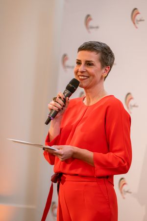 presentatrice Greet Samyn op een event van Belgisch meesterschap in Bozar te Brussel