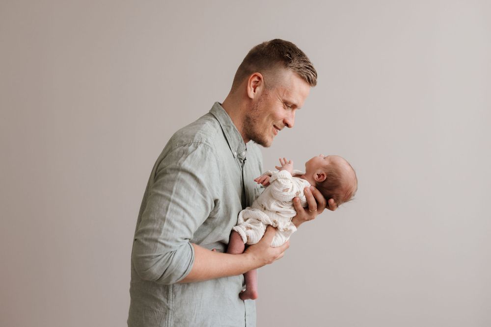 Vastasyntynyt isän käsivarsilla; vauvakuvaus, vastasyntyneenkuvaus, newborn, lapsikuvaus, perhekuvaus, tampere.