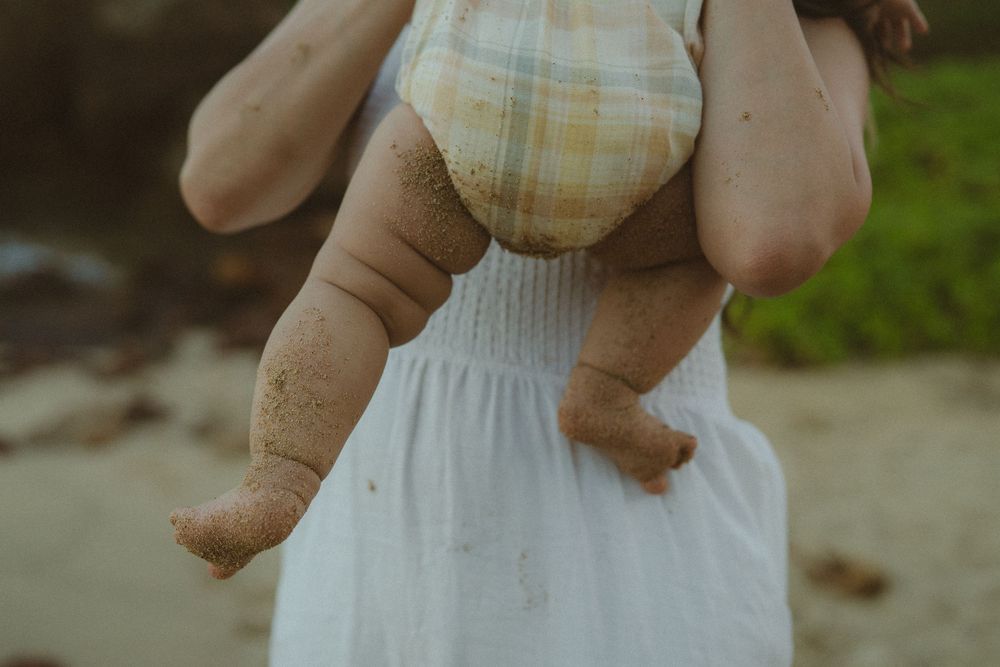 baby leg rolls during photo shoot in Poipu by Kauai photographer