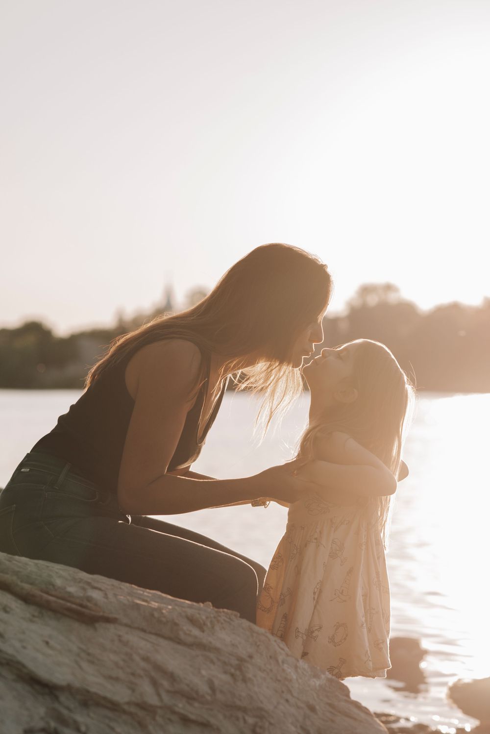 magnifique coucher de soleil. maman et fillette