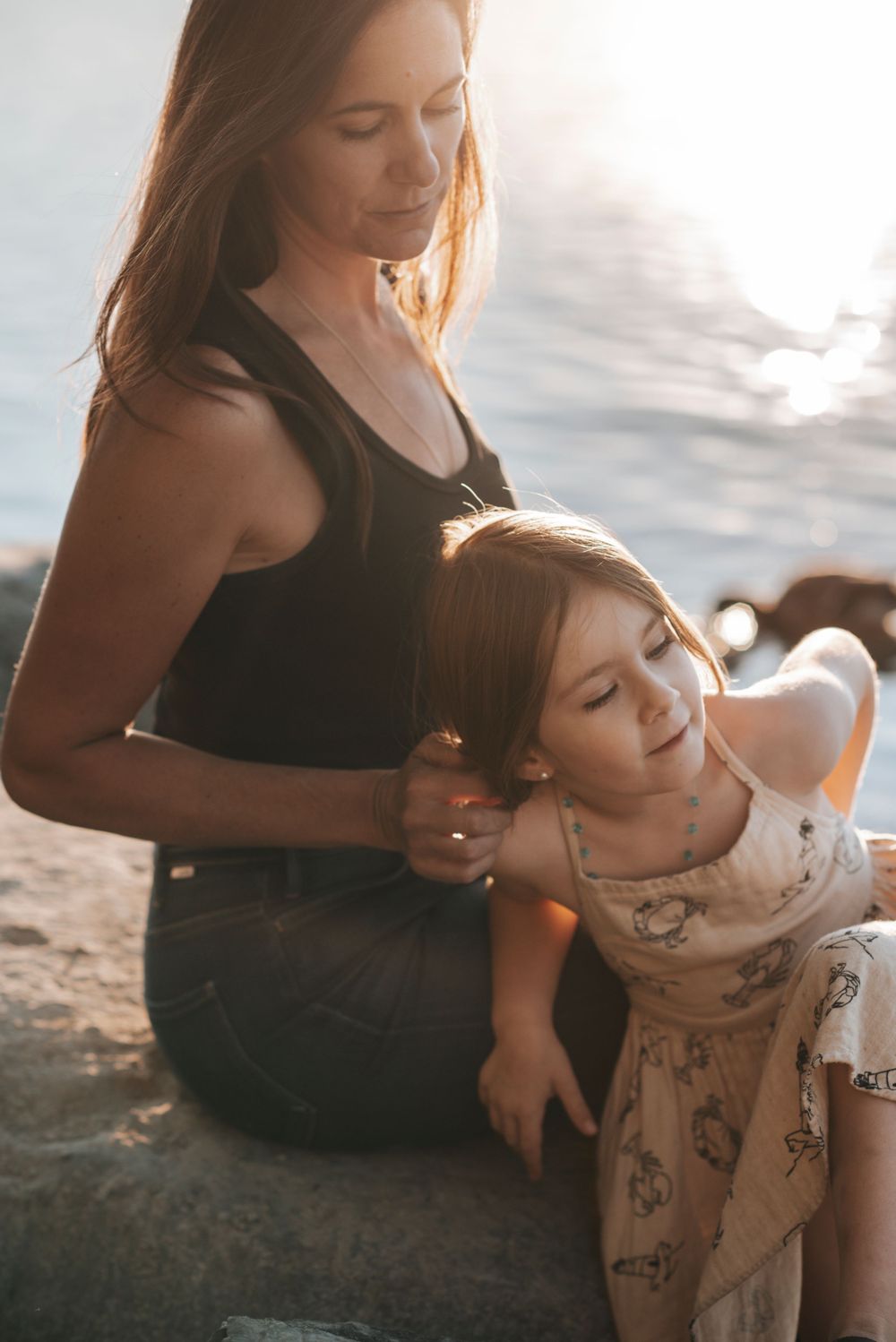 magnifique coucher de soleil. maman et fillette