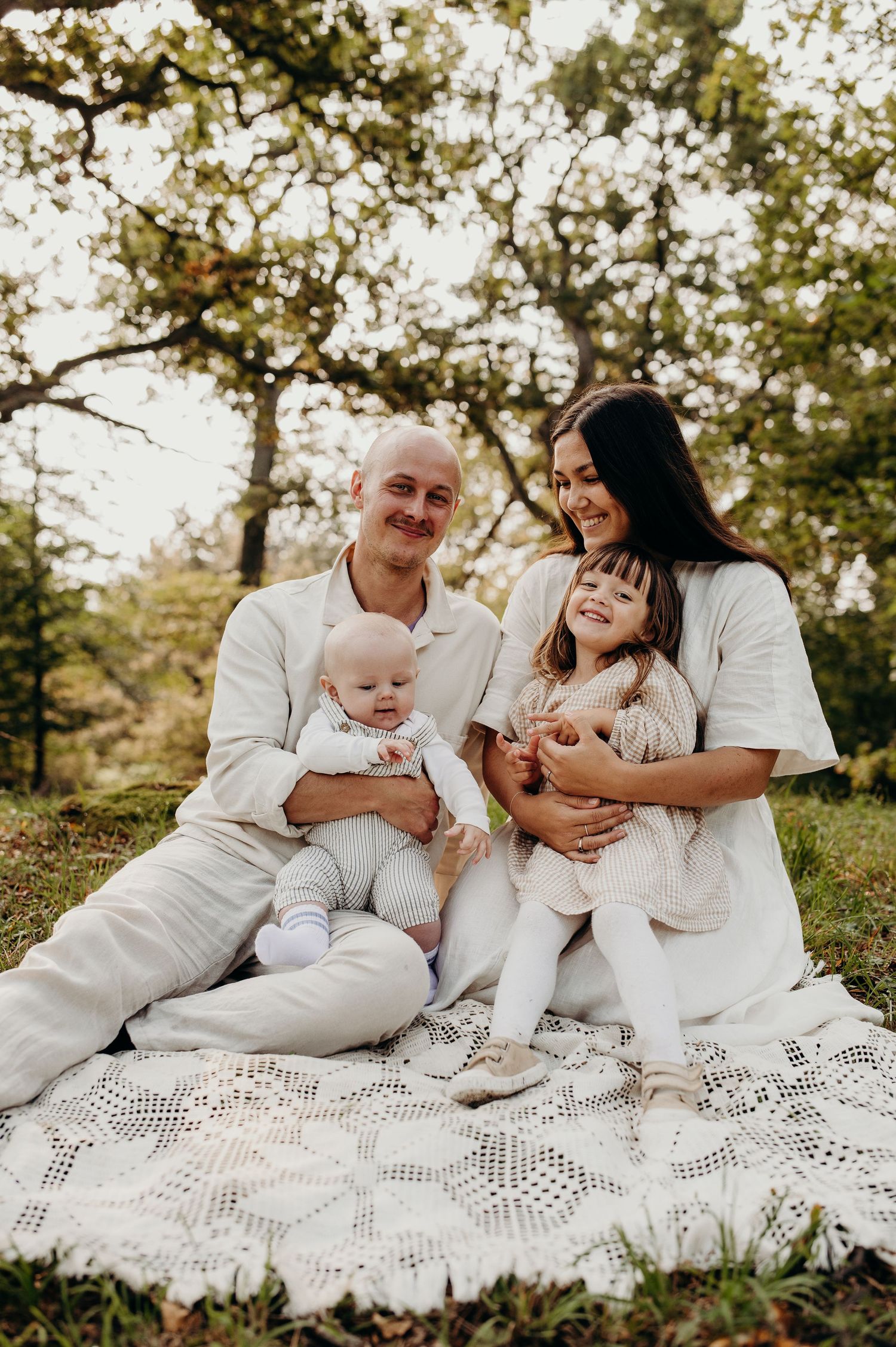 avslappnad familjefotografering på sensommaren i skogen bland vackra ekar, i stockholm.