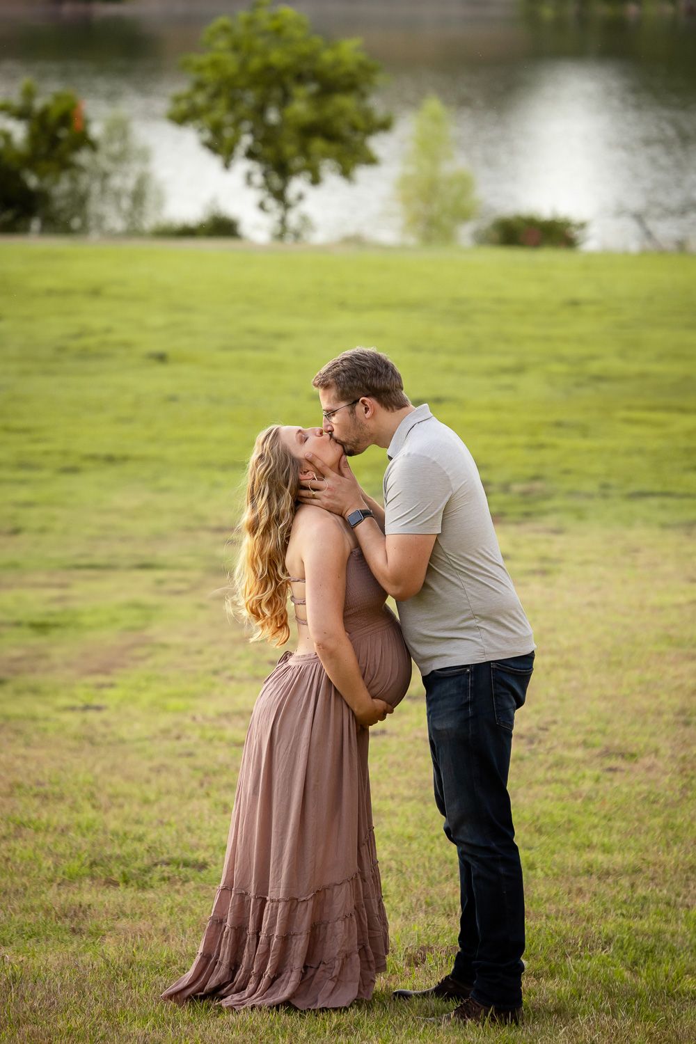 Maternity Photographer Cindy Tucey photographs couple kissing during outdoor maternity photoshoot in Los Gatos