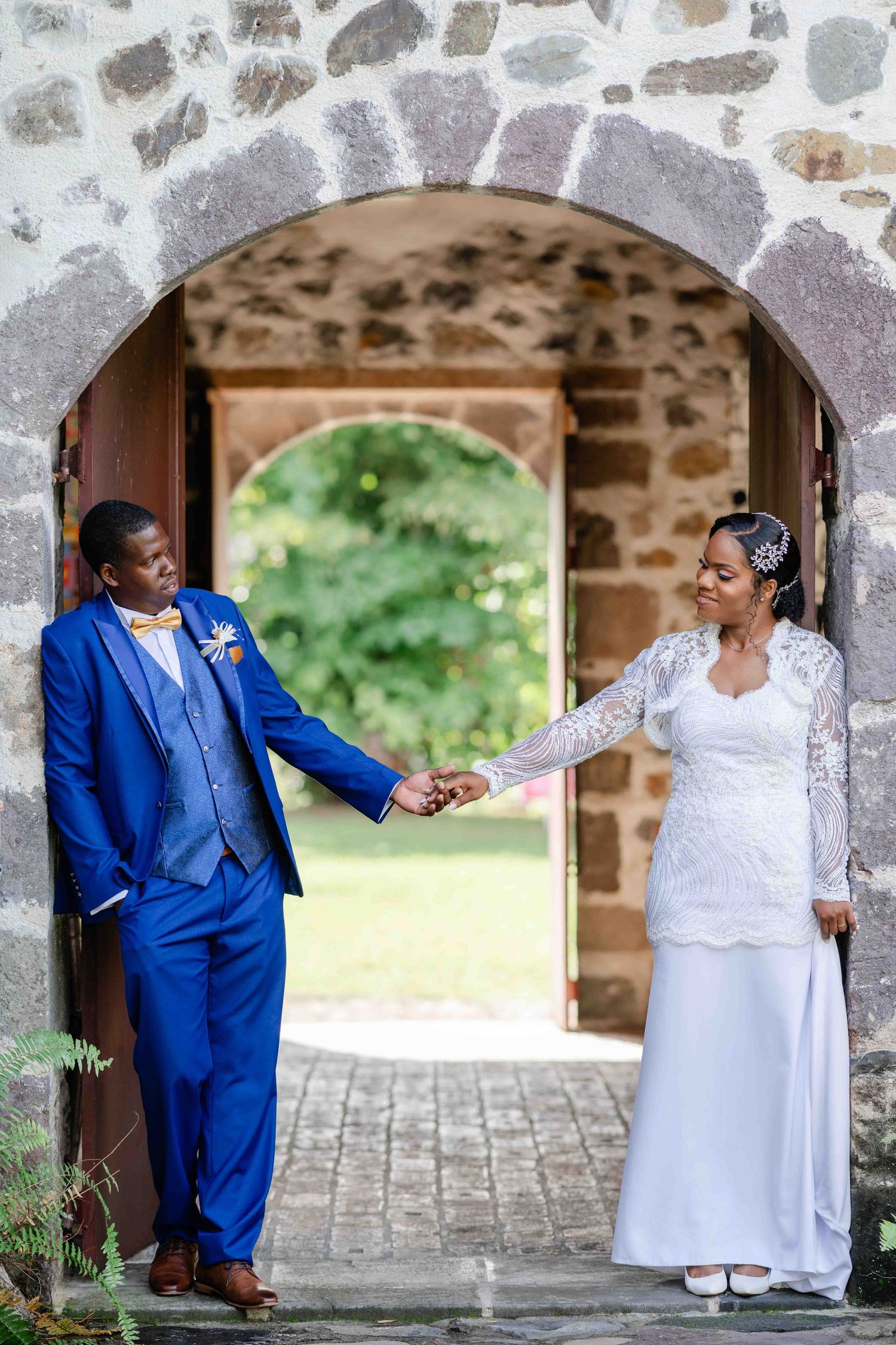 Le couple de marié se tient par la main lors d'un mariage en Martinique à sainte-marie