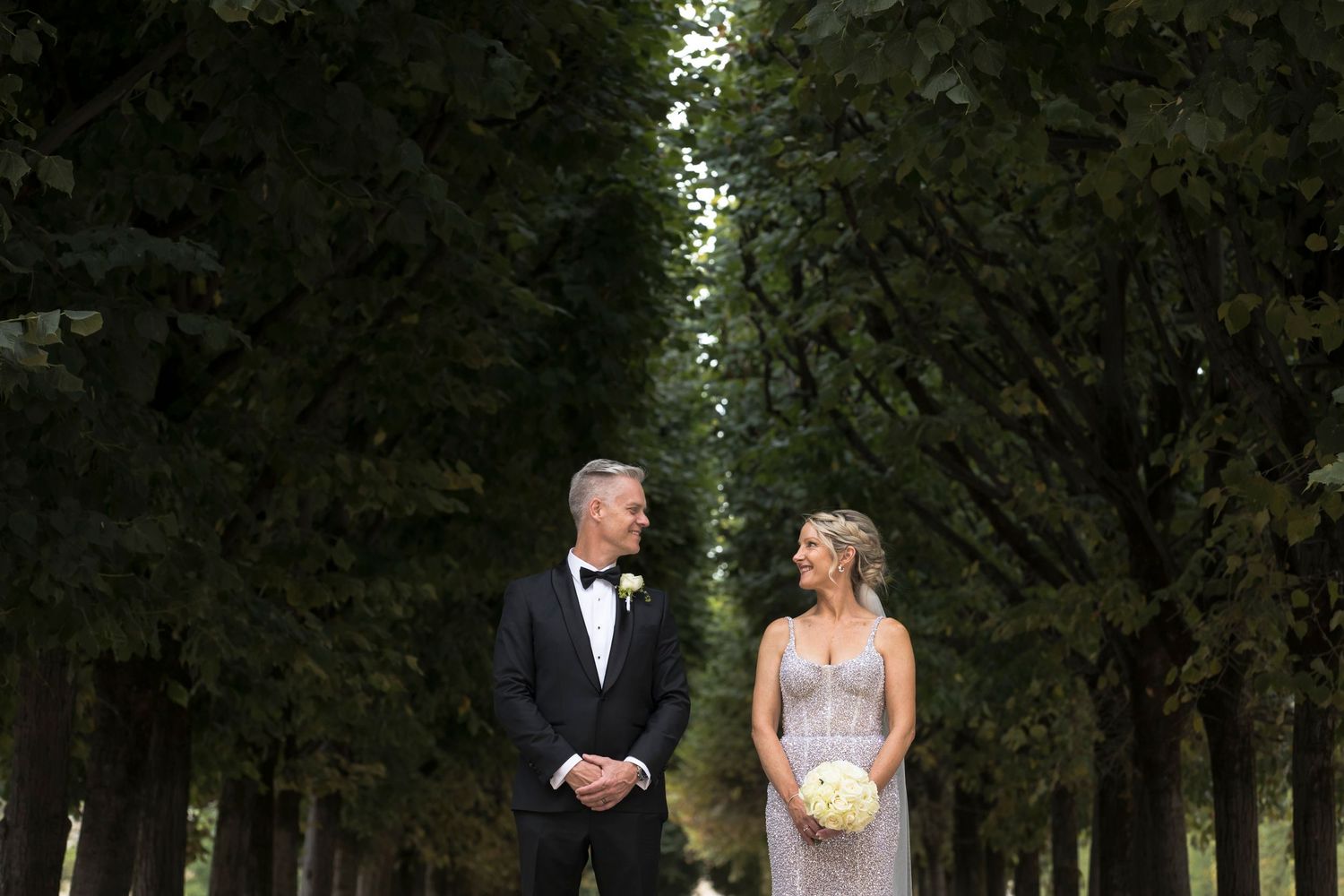 Creative photo of a newly married couple at the Garden of Palais Royal in Paris, captured by Julien LB photographer