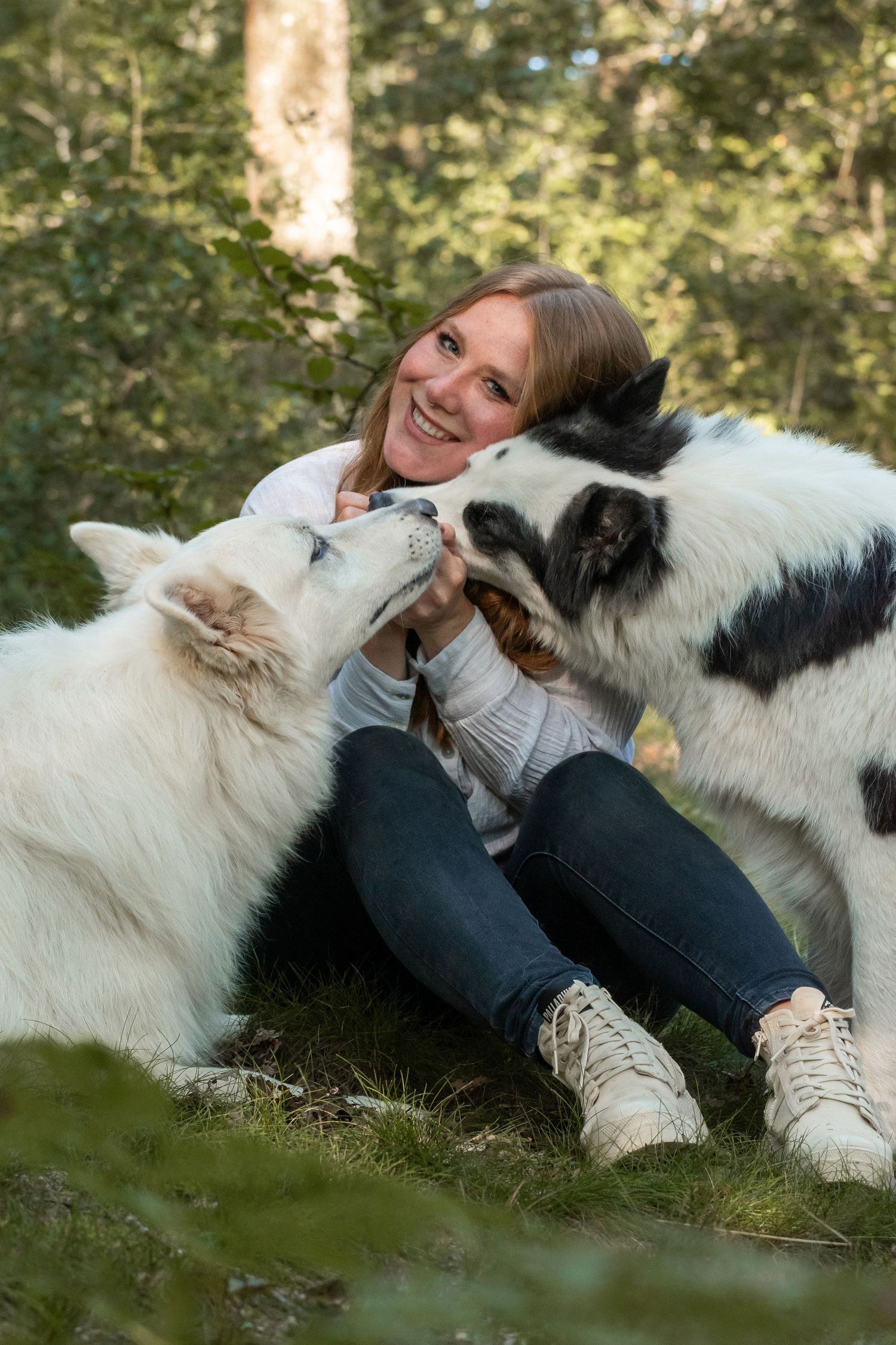 Photo d'une femme et de ses deux chiens
