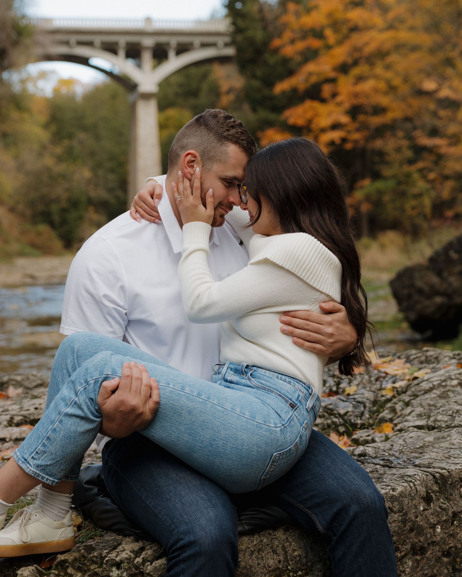 engagement photos at the elora gorge in elora ontario by han captures a ontario wedding and elopement photographer