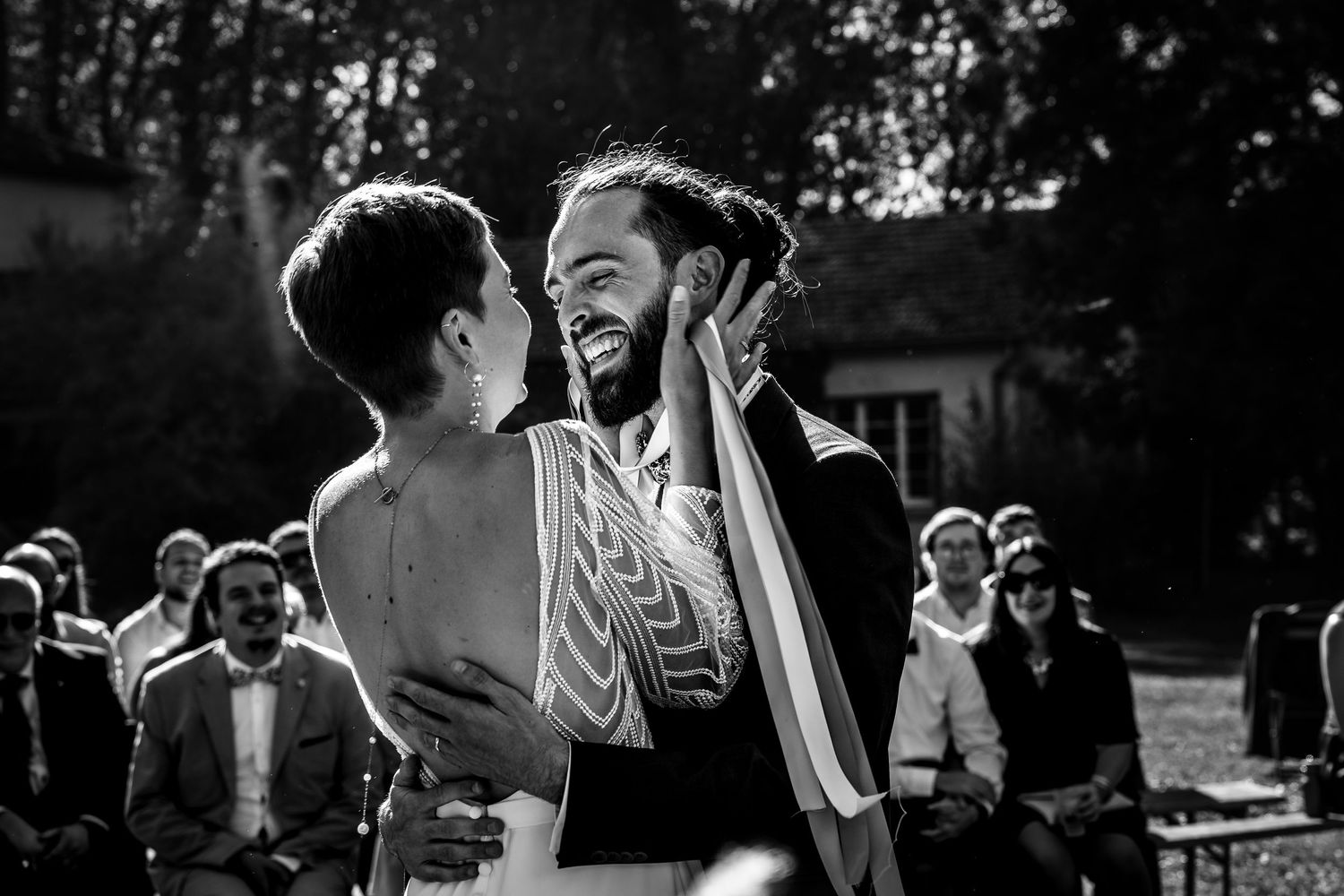 Photo prise par Marie Defelix Photography, photographe de mariage, couple et portrait à Bordeaux et Grenoble. Mariés en Isère en noir&blanc