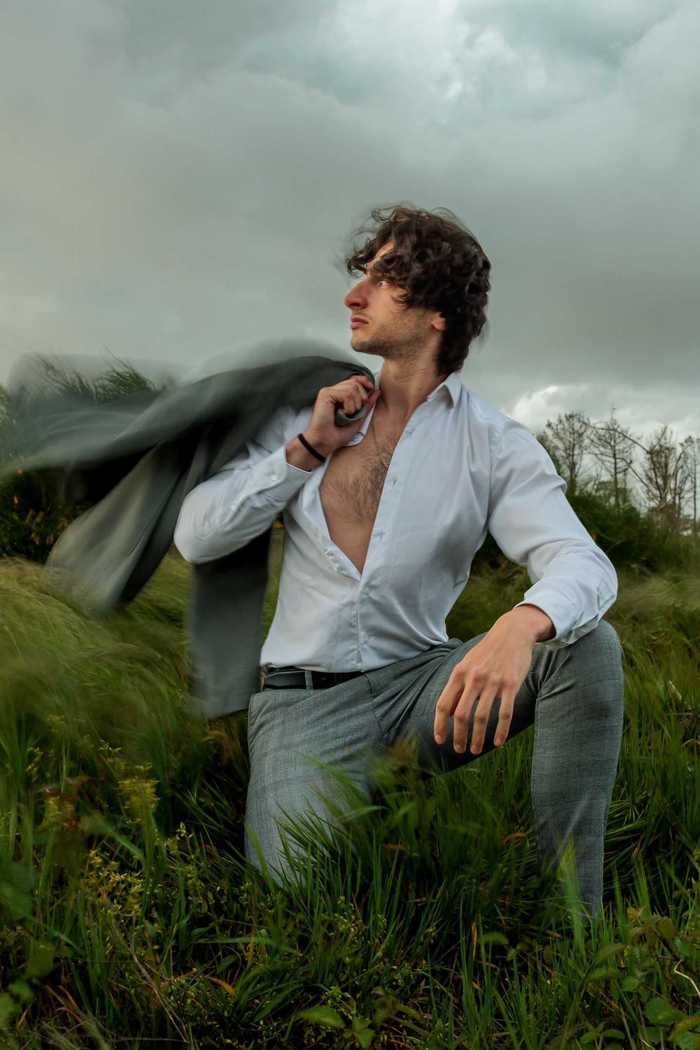 Photo prise par Marie Defelix Photography, photographe de mariage, couple et portrait à Bordeaux et Grenoble. Portrait homme flou artistique