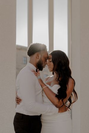 Ein Brautpaar, dass beim Hochzeitsshooting posiert. Die Hochzeitsfotos haben einen editorial authentisch und modern Hochzeitsfotografiestil