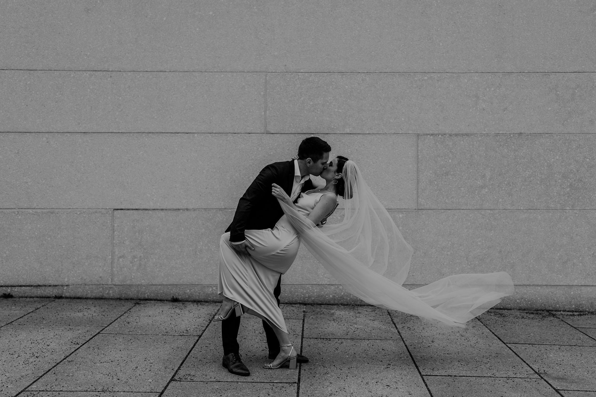 Die Hochzeitsfotografin aus Berlin hat ein editorial modern zeitloses Hochzeitsfoto von einem Brautpaar gemacht. Das Brautpaar umarmt sich.