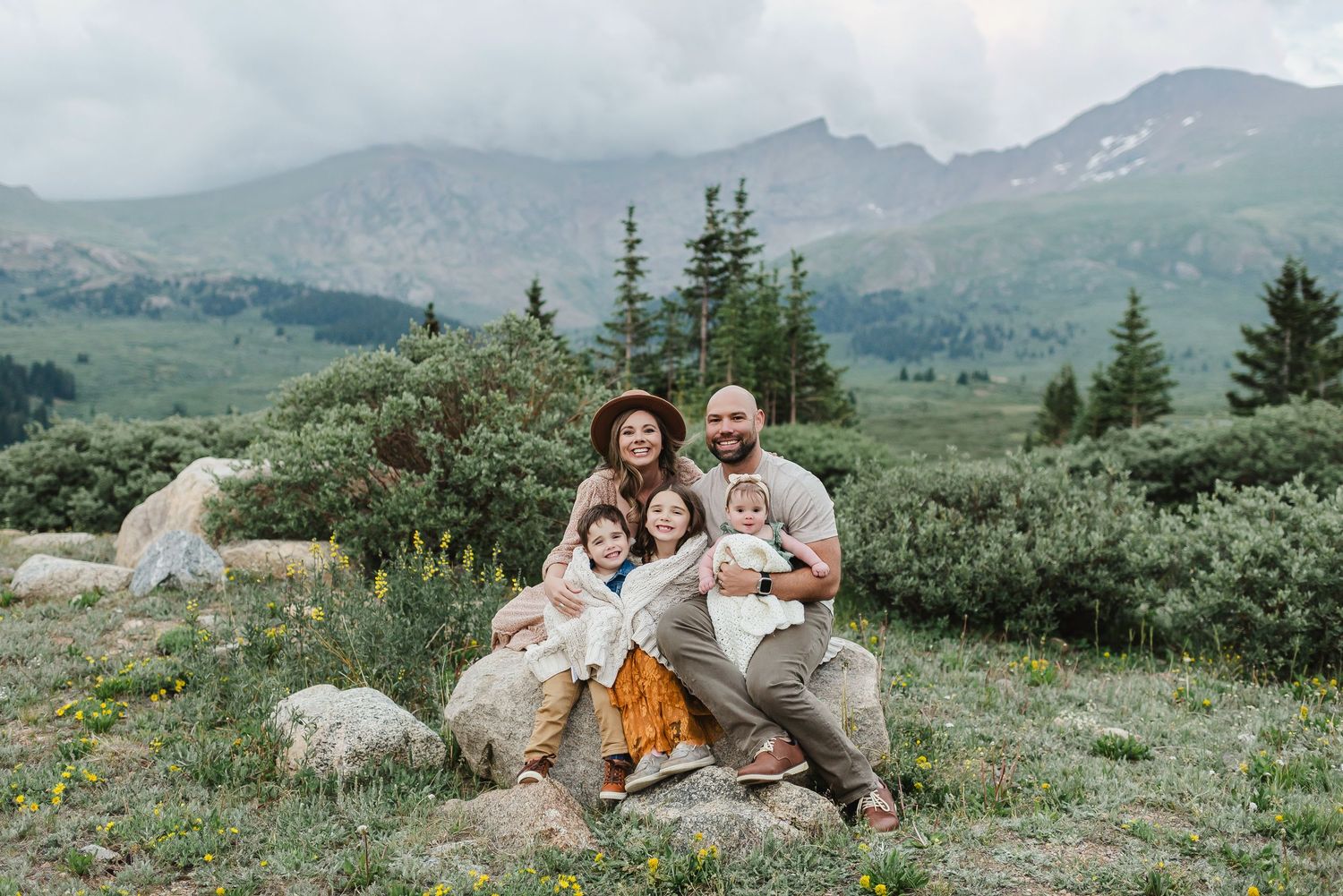Mountain family photographer in Colorado. Scenic mountain family photo shoot in Colorado. Rocky Mountain family photographer in Colorado