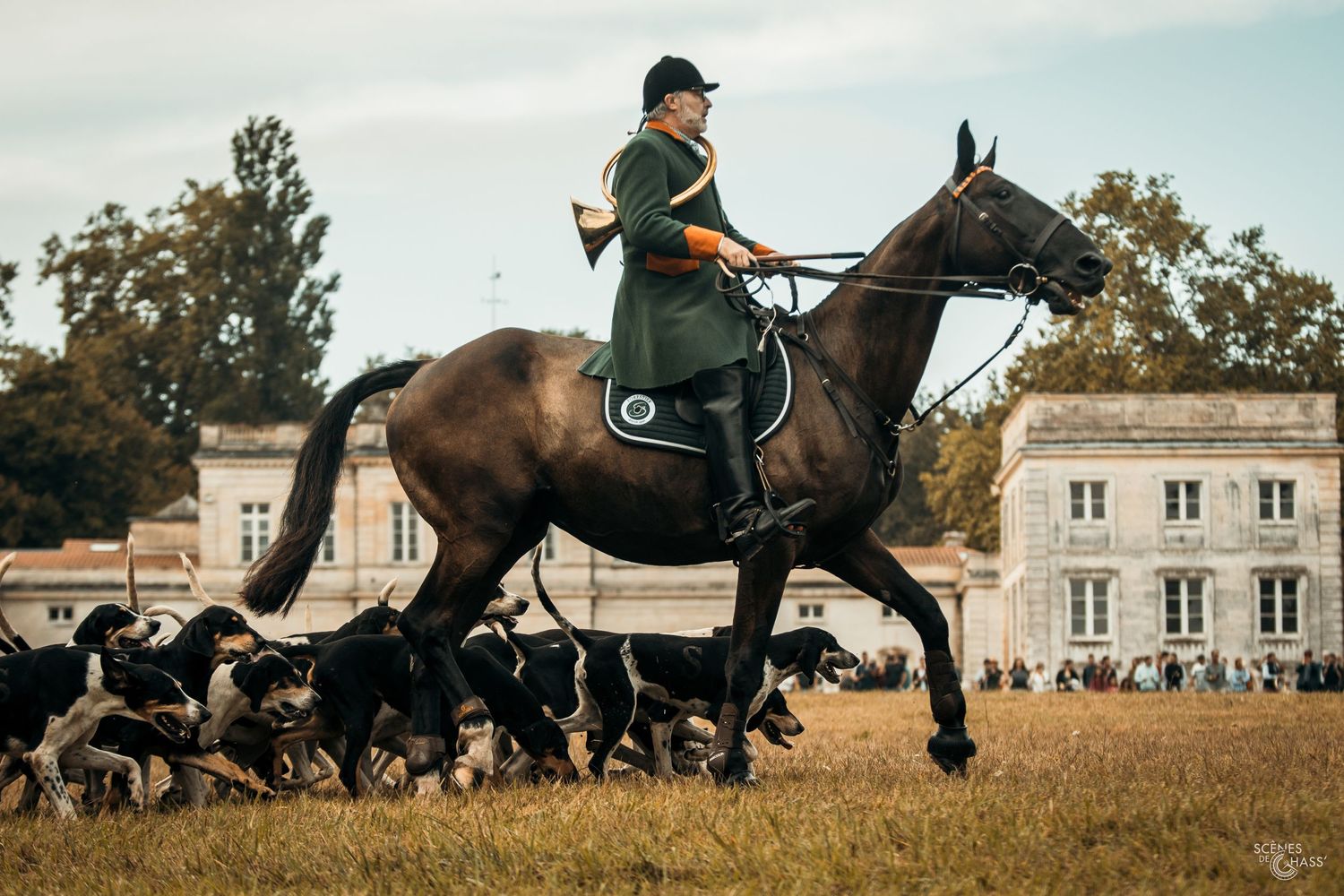 Equipage de chasse à courre au chateau Filhot lors du salon de la chasse 2024. Photographie réalisée par Scènes de Chass'