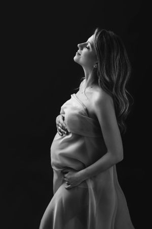 donna incinta in posa in studio fotografico