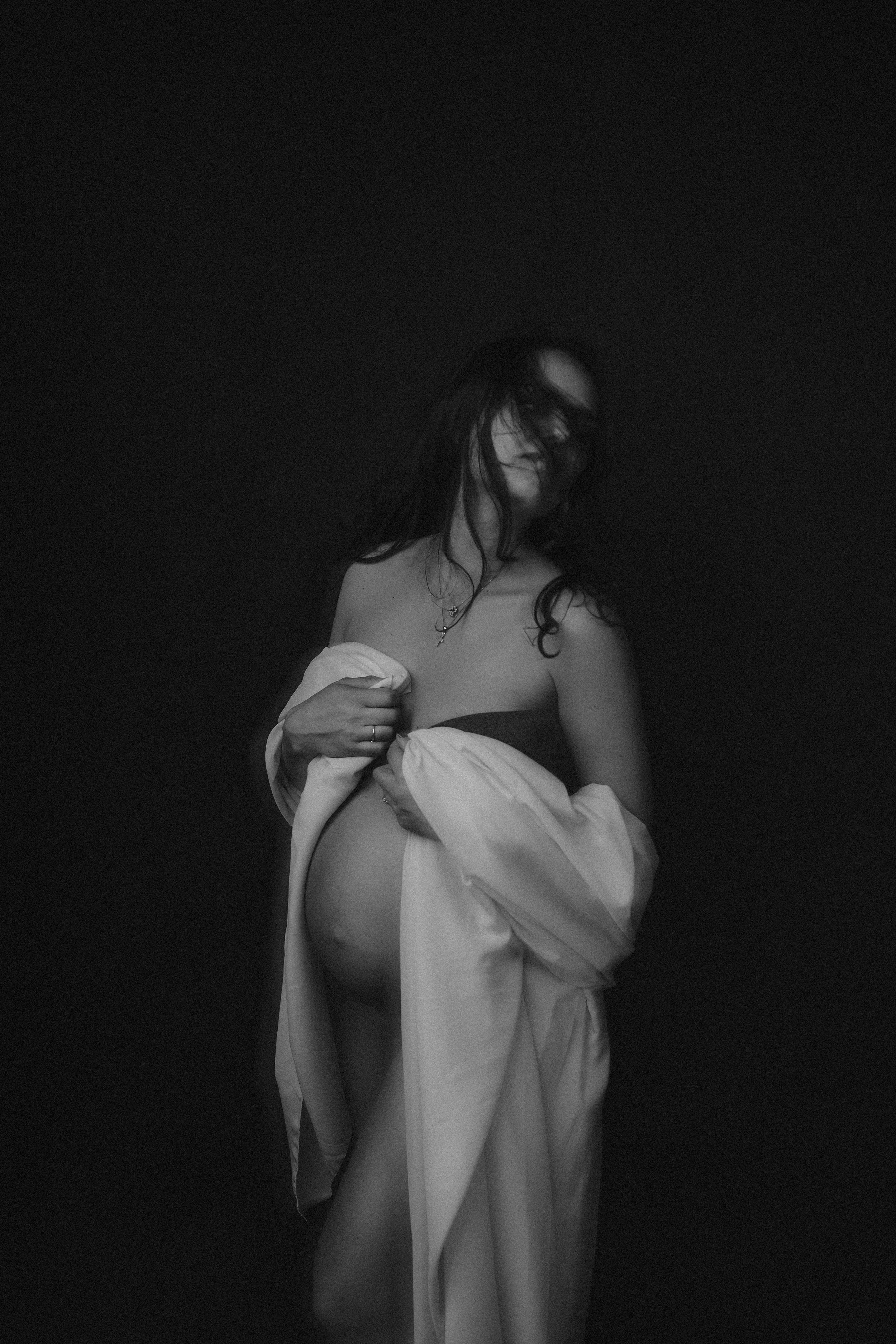 donna incinta in posa in studio fotografico