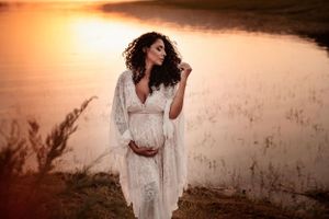 donna incinta in posa con il pancione al tramonto