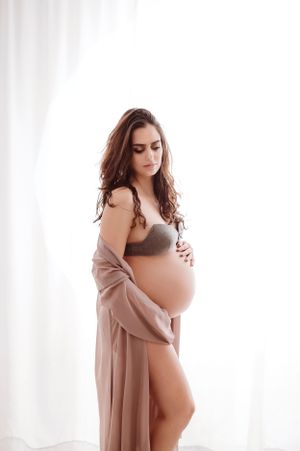 ragazza incinta in posa in studio fotografico
