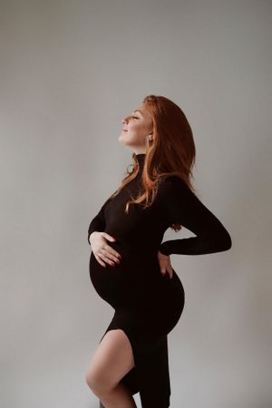 ragazza incinta in posa in studio fotografico