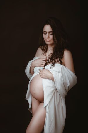 ragazza incinta in posa in studio fotografico