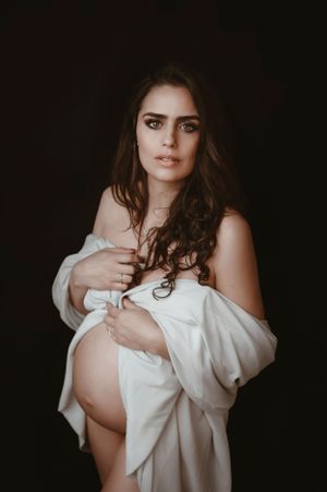 ragazza incinta in posa in studio fotografico