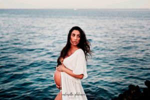 ragazza incinta in riva al mare