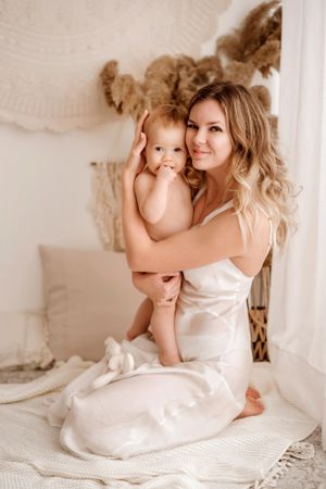 mamma abbraccia sua figlia