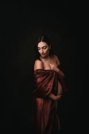 donna con un telo rosso avvolto su sfondo nero