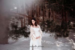 ragazza incinta in posa sulla neve