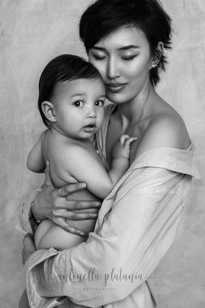 mamma abbraccia amorevolmente il suo bambino